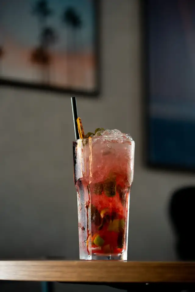 Mocktail rouge aux fruits rouges avec une paille