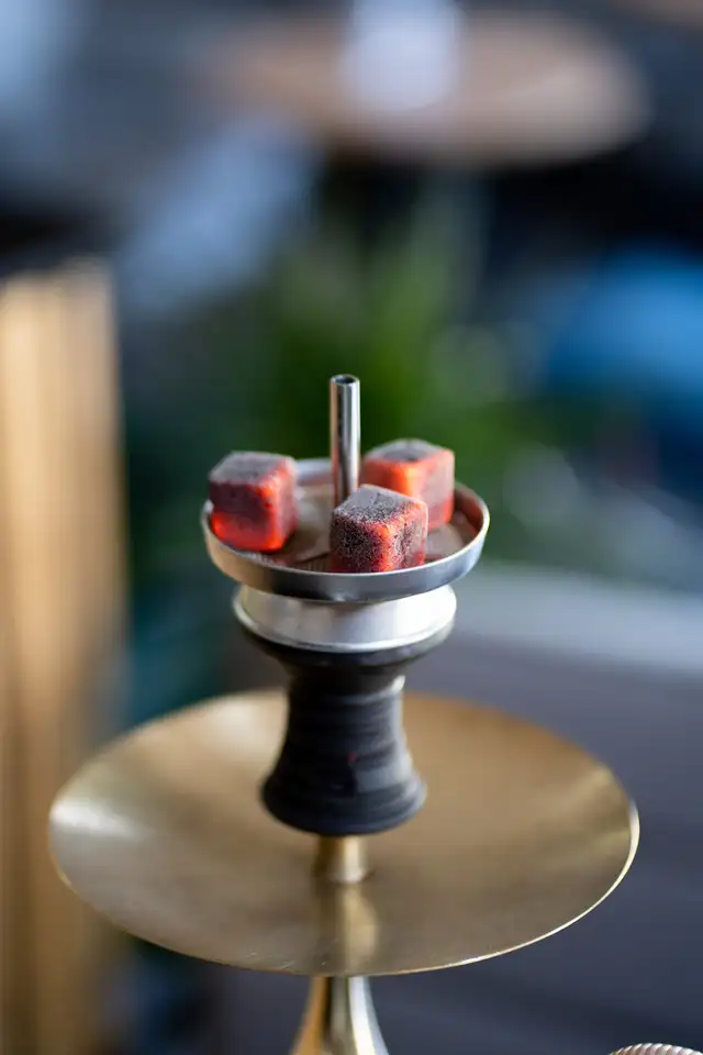 Gros plan sur un foyer de chicha garni de morceaux de pastèque