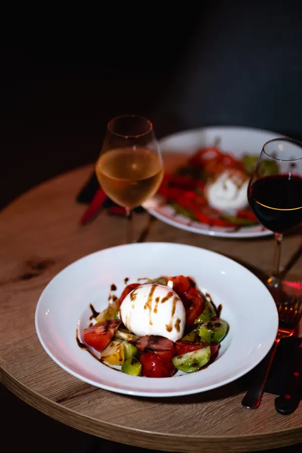 Assiette de burrata et tomates
