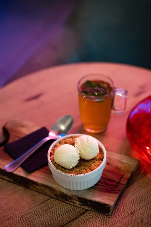 Crumble aux pommes avec glace vanille